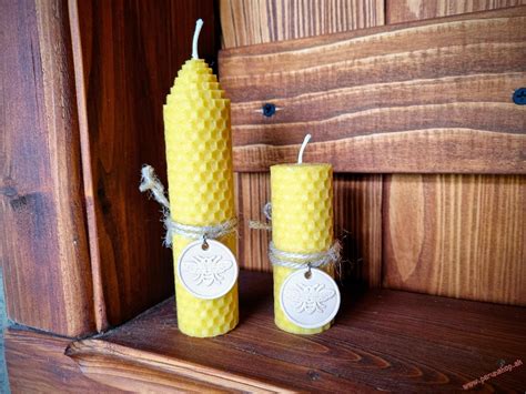 Detail krstnej sviečky zapálenej od veľkonočnej sviečky