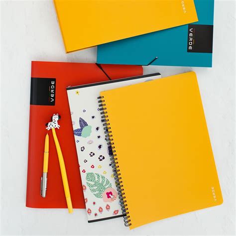 Rôzne farebné varianty pevných obalov na zošity