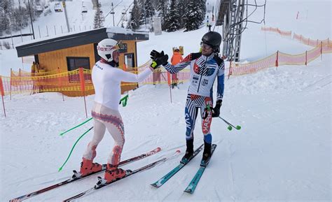 Lyžiar s lyžiarskymi palicami na zasneženom svahu