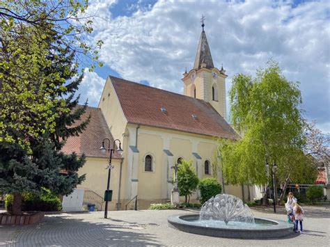 Fotografia centrálneho námestia v Dunajskej Strede s obchodmi a kaviarňami