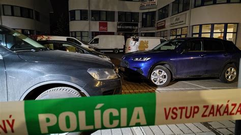 Ilustračná fotografia ulice v Podunajských Biskupiciach s parkujúcimi autami