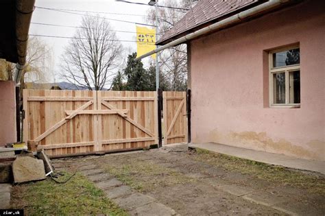 Zrenovovaný bytový dom s novou vstupnou bránou