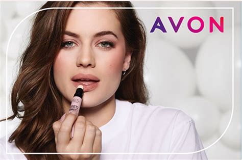 Ukážka rôznych produktov Avon: kozmetika, šperky, kabelky