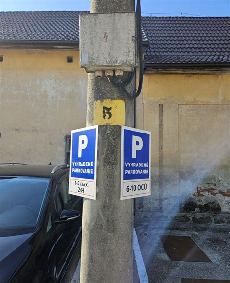 Ilustrácia znázorňujúca rodinu pred obecným úradom