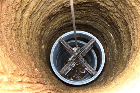 Koláž porovnávajúca vzhľad a technológiu kopanej a vŕtanej studne