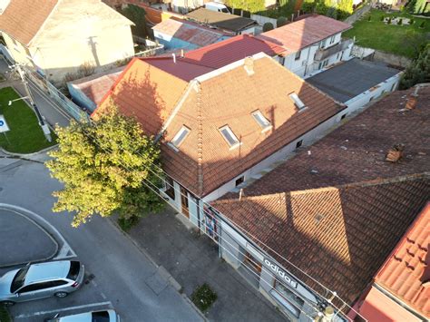 Koláž fotografií rôznych typov nehnuteľností: byt, rodinný dom, pozemok