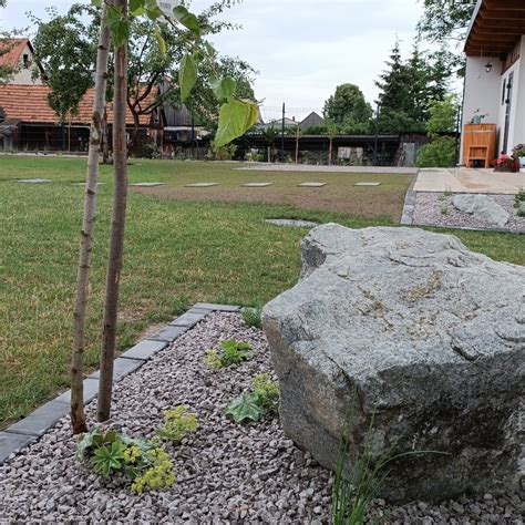 Detail záhrady s terasou a ovocnými stromami