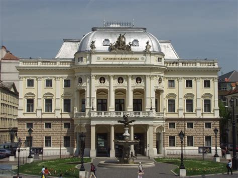 Hviezdoslavovo námestie s fontánou a Slovenské národné divadlo