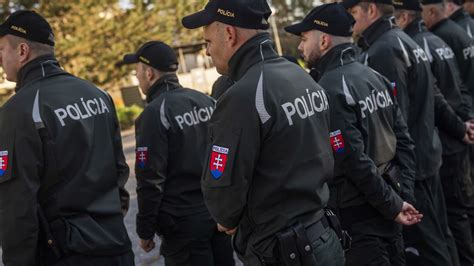 Policajti v uniforme hliadkujúci na ulici