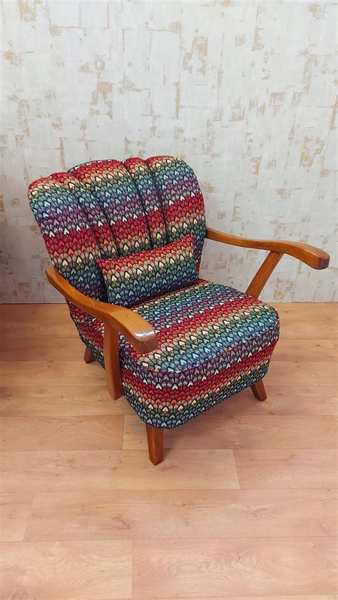 Farebné kreslo ako dominantný prvok v obývačke