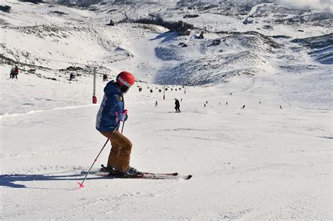 Ilustrácia lyžiara, ktorý nechtice zrazil iného lyžiara