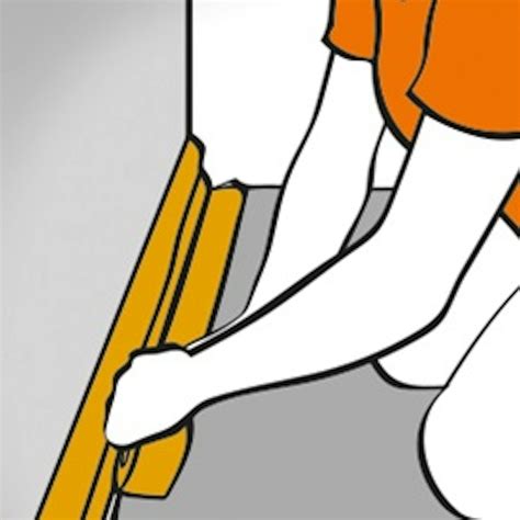 Osoba chrániaca nábytok a podlahu maliarskou fóliou a páskou