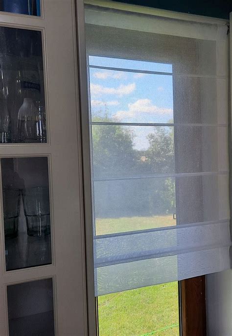 Detailné nalepenie maliarskej pásky na okenný rám