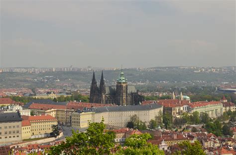 Panoráma Prahy s V Tower v popredí