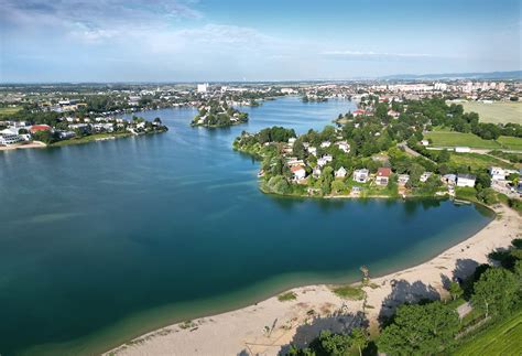 panoráma jazera s cyklotrasou