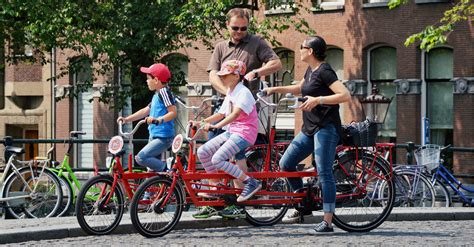Deti jazdiace na bicykloch v parku
