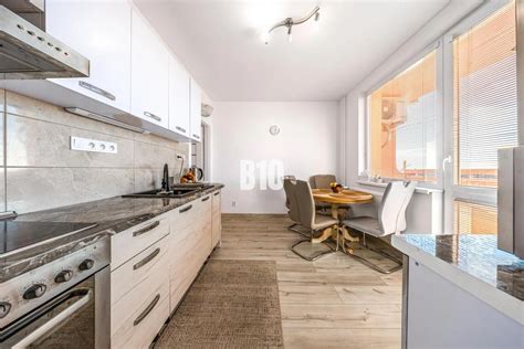 ilustrácia rodiny v modernom 3-izbovom byte