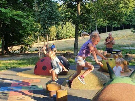 deti hrajúce sa na modernom detskom ihrisku