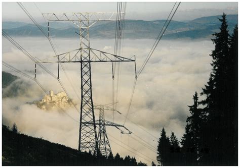 Ilustračná fotografia starého elektrického vedenia v stene