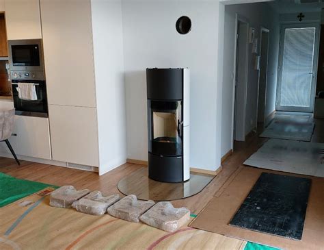 Infografika znázorňujúca bezpečné vzdialenosti od horľavých materiálov pri inštalácii krbových kachlí