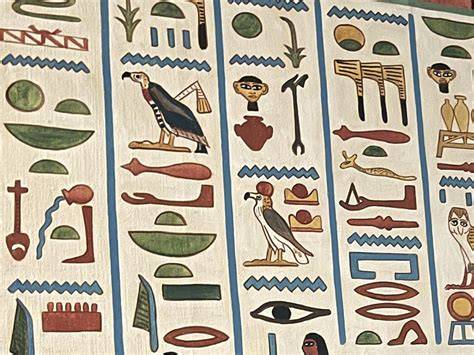 Staroveké egyptské hieroglyfy zobrazujúce symboly večnosti