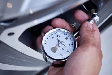 Diagram ukazujúci opotrebenie pneumatík pri nesprávnom tlaku