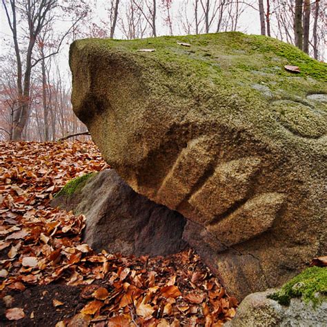 Hraničný kameň s vyznačenými súradnicami