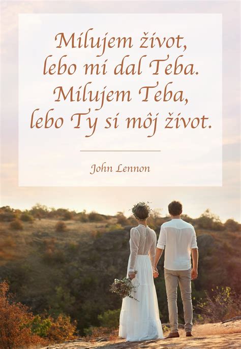 Ilustrácia rôznych citátov o láske na romantickom pozadí