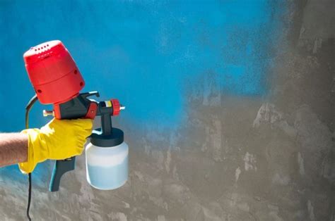 Detail airless striekacej pištole nanášajúcej farbu na stenu