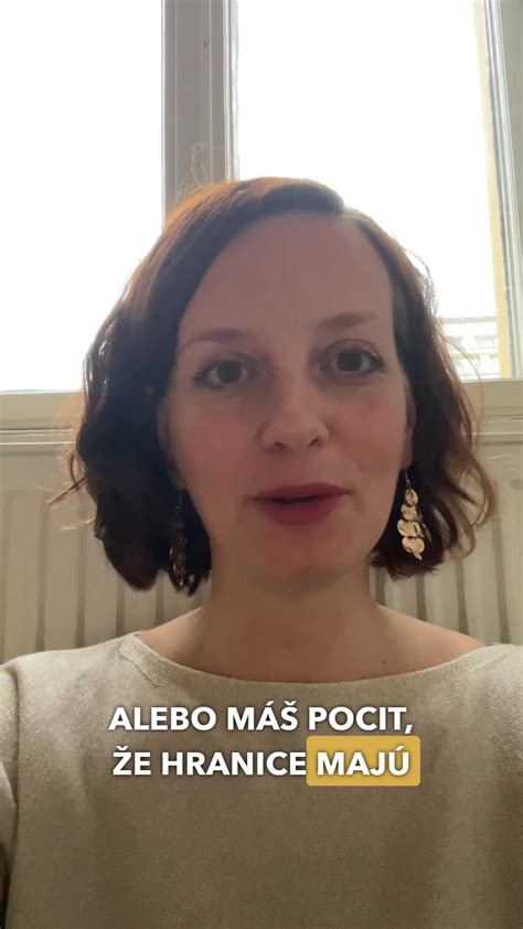 Ilustrácia zobrazujúca postavu, ktorá si nasadzuje masku, aby zakryla svoje skutočné ja pred ostatnými.