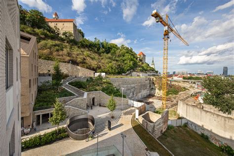 Ilustrácia nočného mesta s ľuďmi zabávajúcimi sa