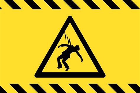 Vyšetrovateľ pri práci s dôkazmi