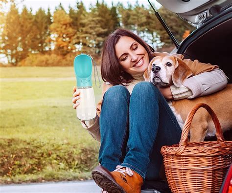 Pes popíjajúci vodu z cestovnej fľaše