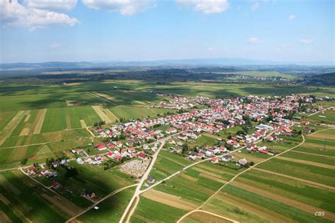 Letecký pohľad na obec Nevidzany a jej okolitú krajinu