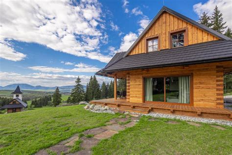 Nízke Tatry s apartmánovým domom v popredí