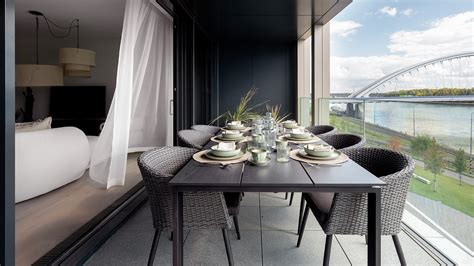 Detail balkóna s výhľadom na mesto