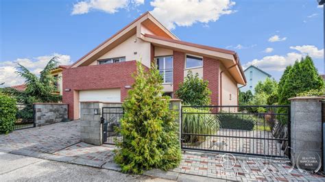 Pohľad na radový rodinný dom s garážou