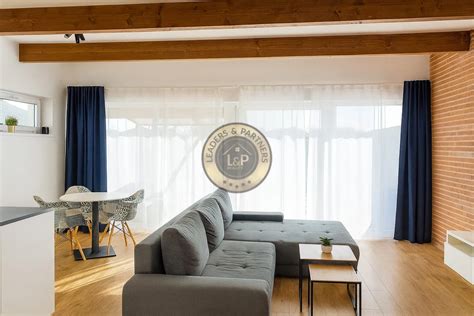 Ilustrácia domu s tabuľkou 