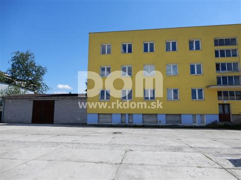 Moderná obytná budova v centre mesta s obchodnými prevádzkami na prízemí