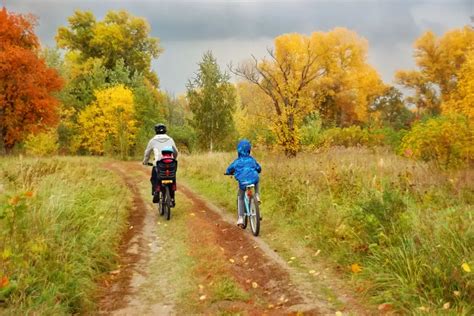 Rodina na bicykloch v prírode Záhoria