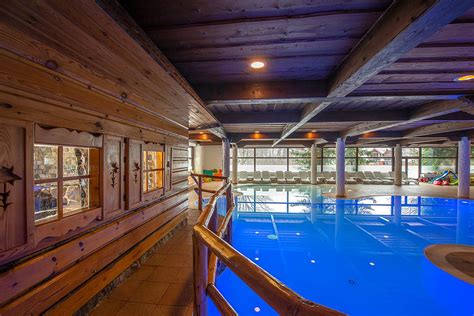 Interiér wellness centra s bazénom a saunou
