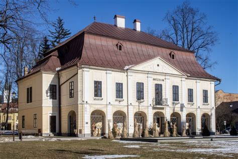 Námestie v Rajci s radnicou a kostolom