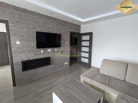 Obývačka priestranného trojizbového bytu