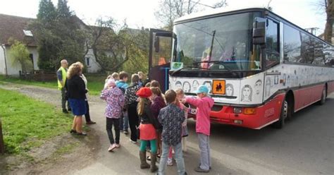 skupina študentov nastupujúca do autobusu