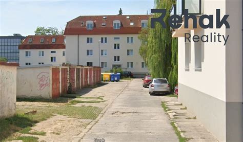 Murovaná garáž v radovej zástavbe