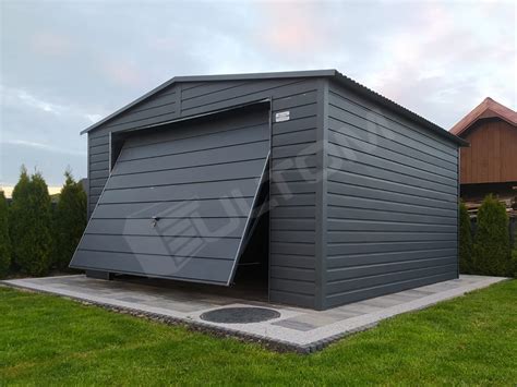 Plechová garáž v drevodekóre