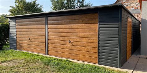 Ilustrácia rôznych typov drobných stavieb, ako sú prístrešky, garáže, záhradné domčeky.