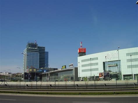 Pohľad na moderné nákupné centrum