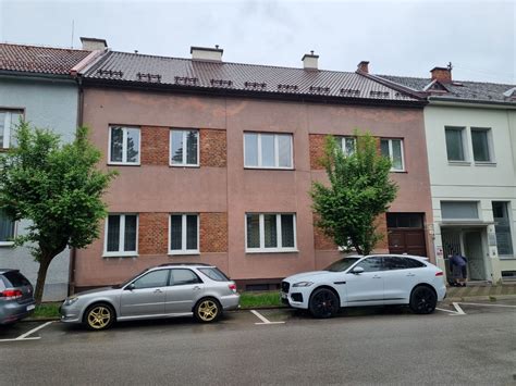 Pohľad na ulicu Valovú v Piešťanoch s zeleňou a bytovými domami