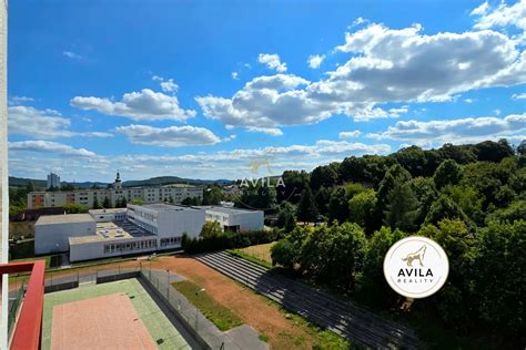 Ilustračná fotografia loggie s výhľadom na zeleň